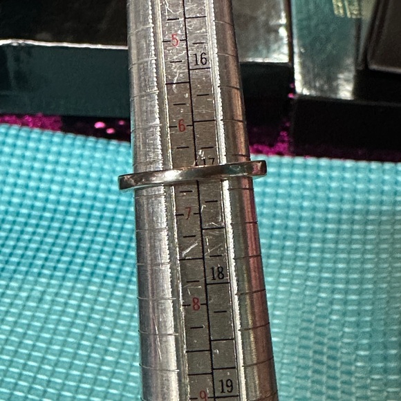 Very Pretty Diamond Sterling Silver Ring - Picture 4 of 4